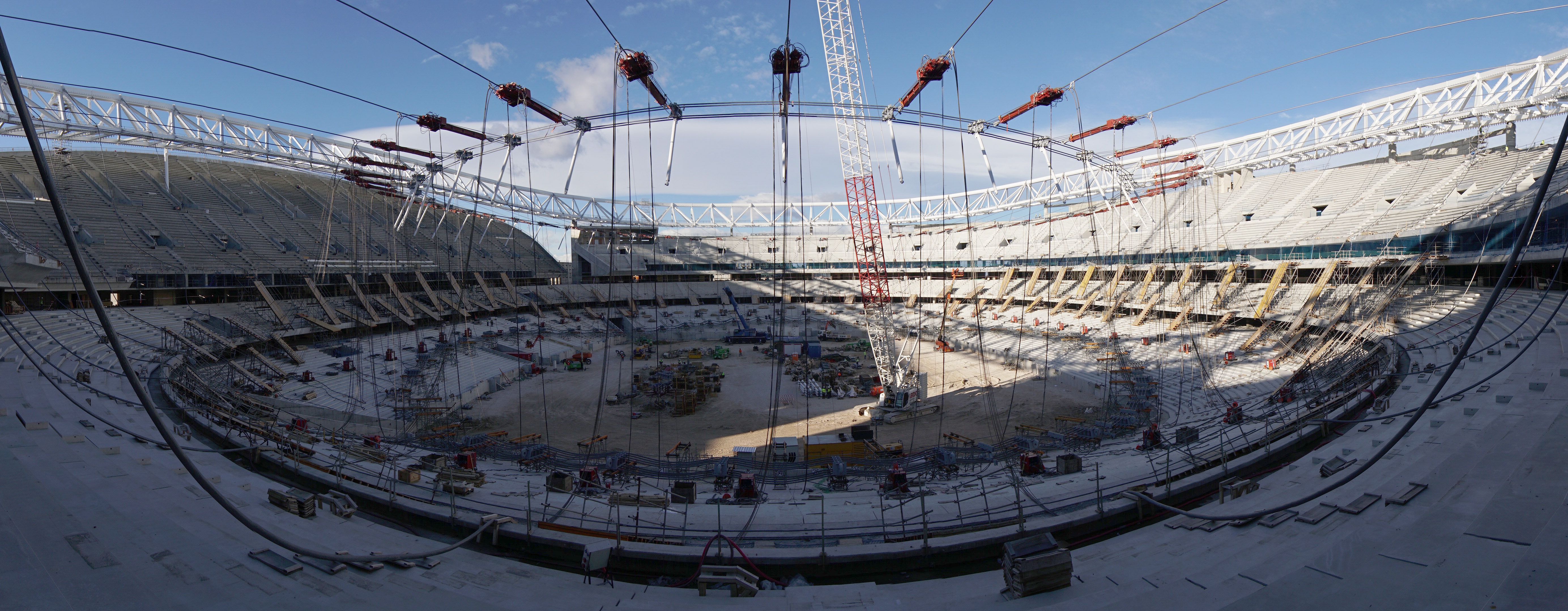 FCC inicia los trabajos de izado de la cubierta del Wanda Metropolitano