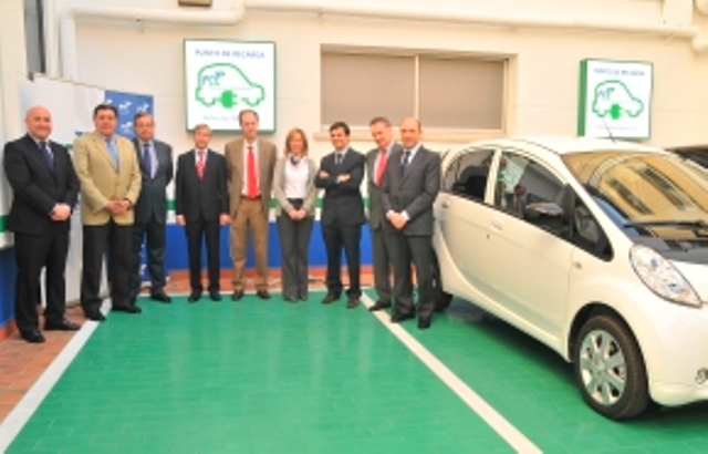 FCC recibe los primeros coches eléctricos para la limpieza de la ribera del Manzanares, en Madrid