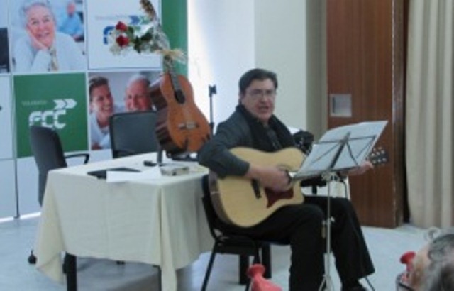 Vicente Cerezuela livens up the Friday lecture series at Nuestra Casa retirement home