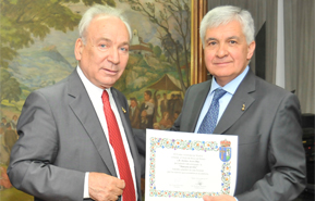 Avelino Acero recibe la Manzana de Oro del Centro Asturiano de Madrid