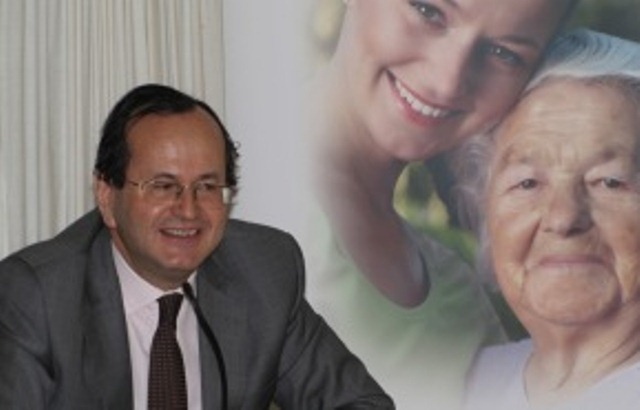 José Manuel Revuelta lectures at Nuestra Casa retirement home