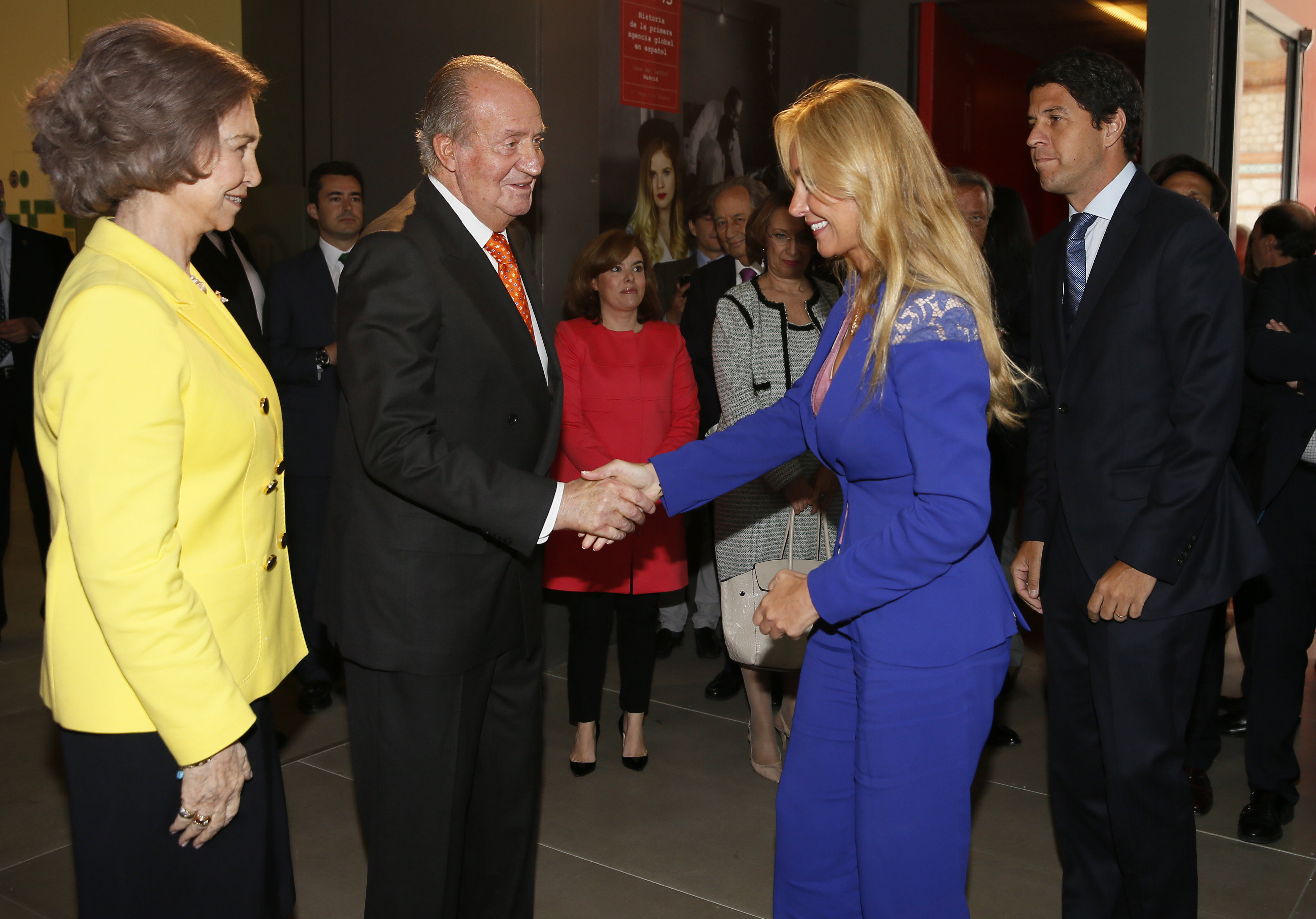 Esther Alcocer, con los Reyes en la inauguración de la exposición 75 años de Efe