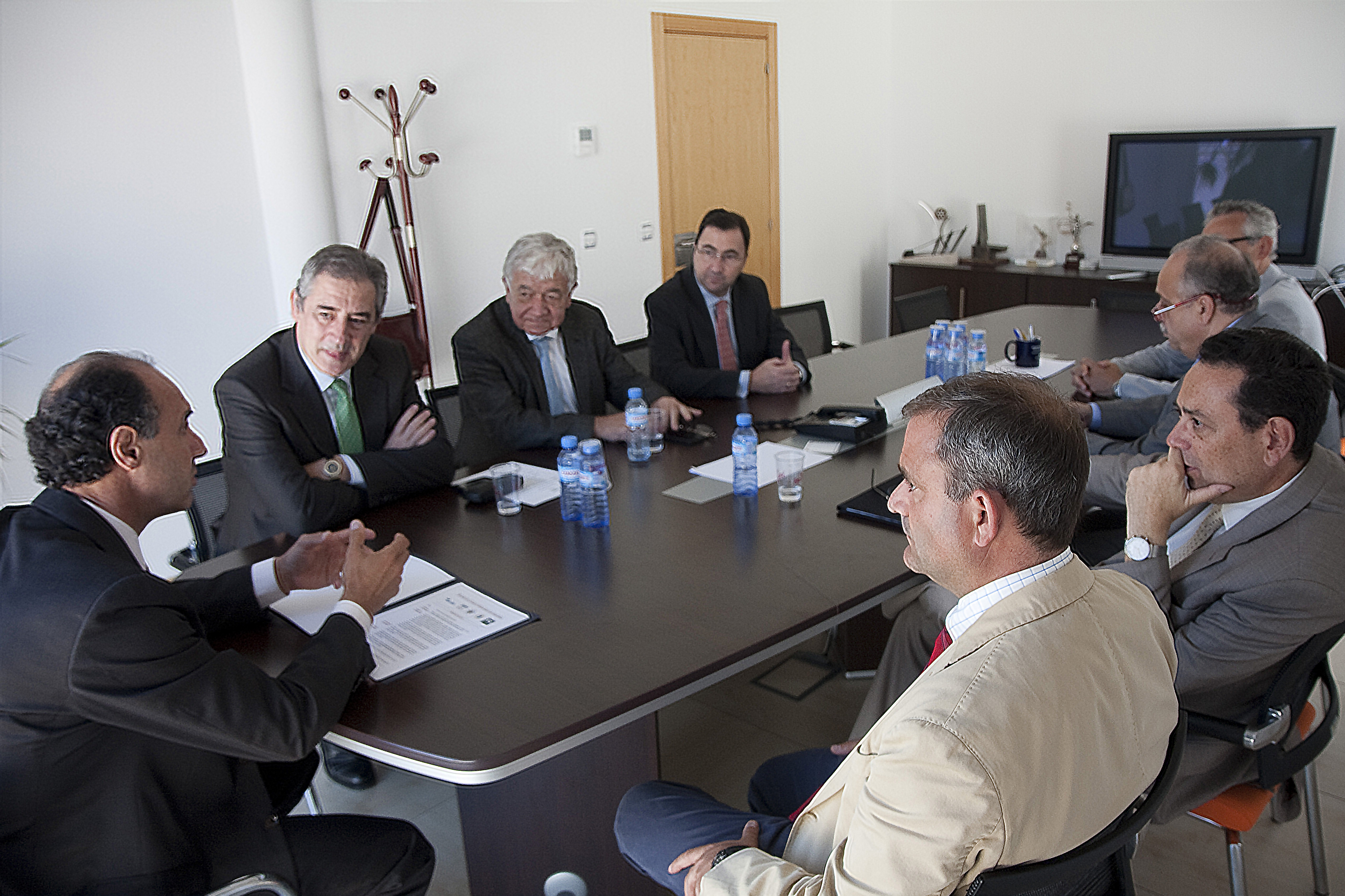 El presidente de Cantabria destaca la importancia del estudio que realizarán FCC Aqualia y la Fundación Botín sobre el impacto del consumo de agua<br />