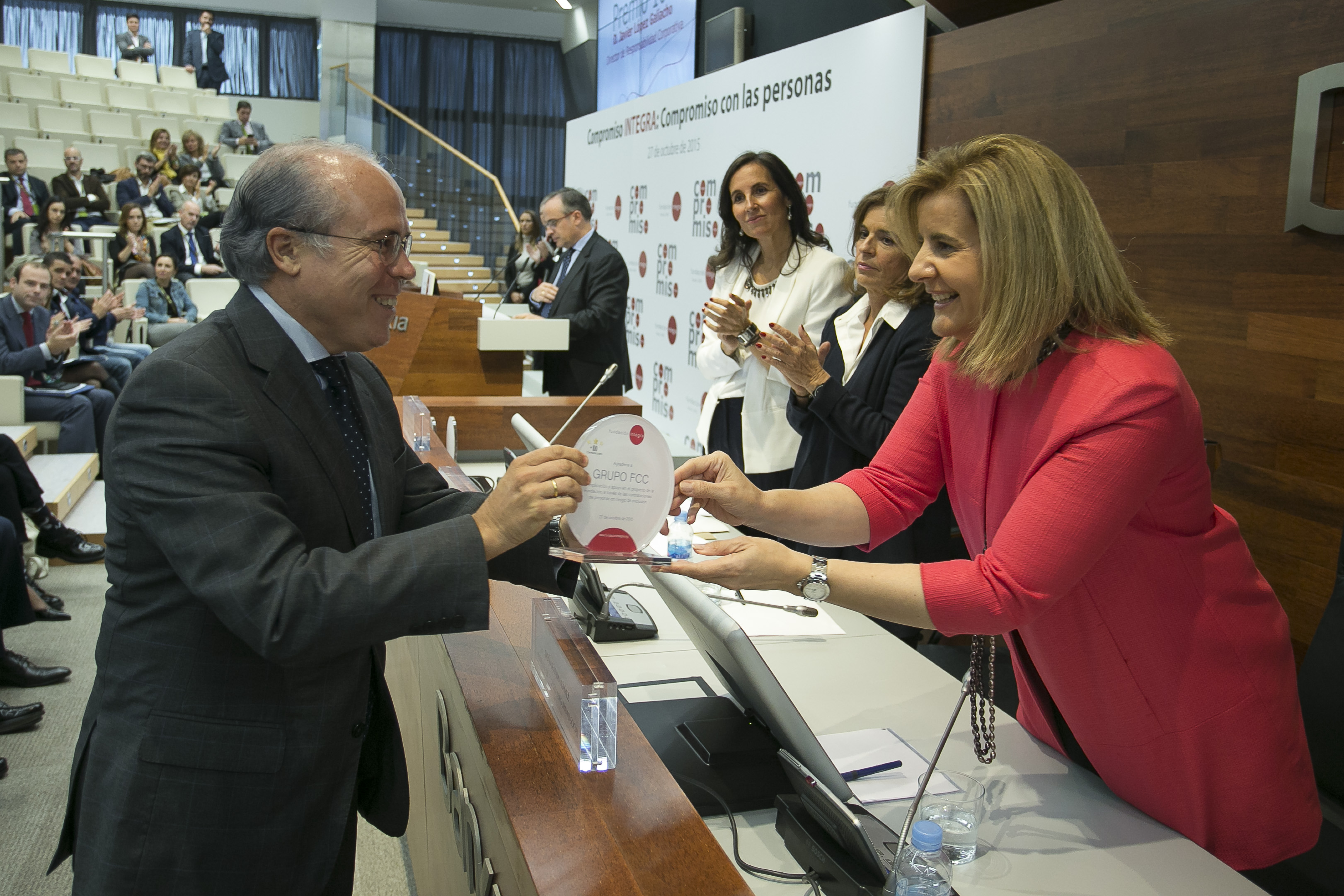 La ministra Fátima Báñez entrega a FCC el premio especial de la Fundación Integra por alcanzar las 100 contrataciones de personas en riesgo de exclusión