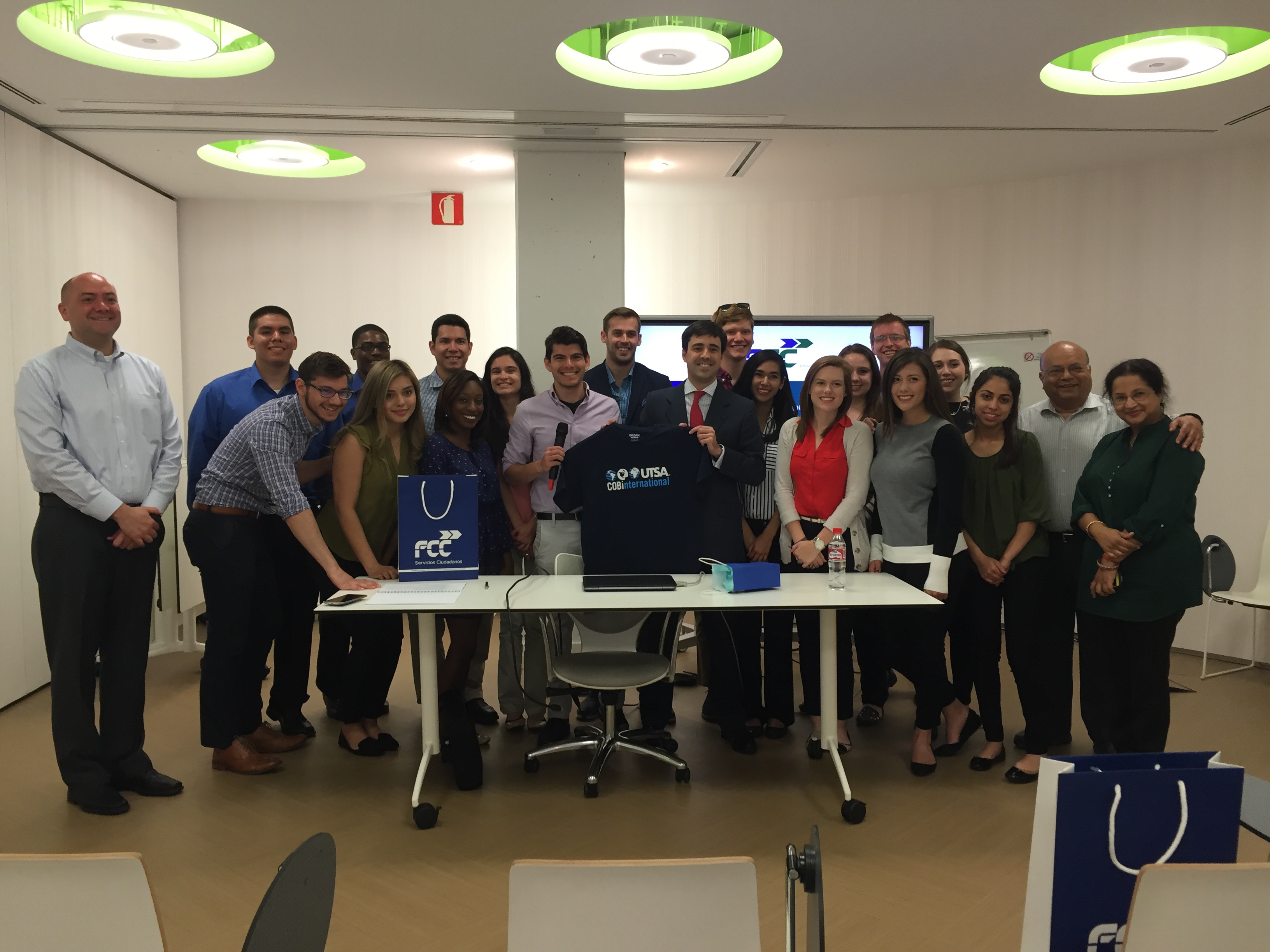 Estudiantes de la Universidad de San Antonio (Texas) visitan la sede de FCC