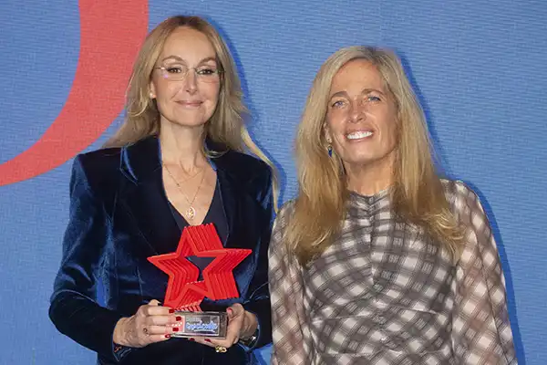 Esther Alcocer Koplowitz collects the Excellence Award granted to FCC by the Community of Madrid