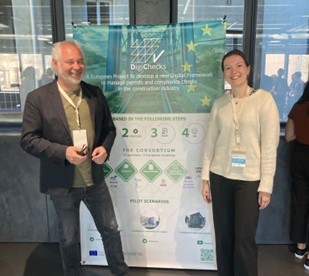 Ruben Verstraeten & Emma Nuyts con el roll-up del proyecto DigiChecks