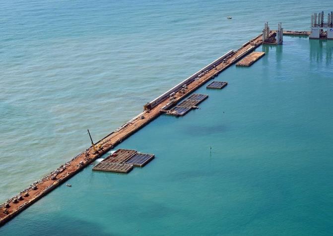 The last caisson of the seawall works at the Port of Acu in Brazil is anchored<br />