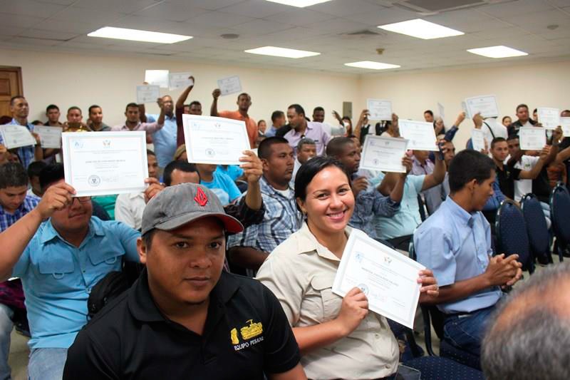 The training course for new heavy equipment operators conducted by FCC and the National Institute of Vocational Training for Human Development (INADEH) was successfully completed