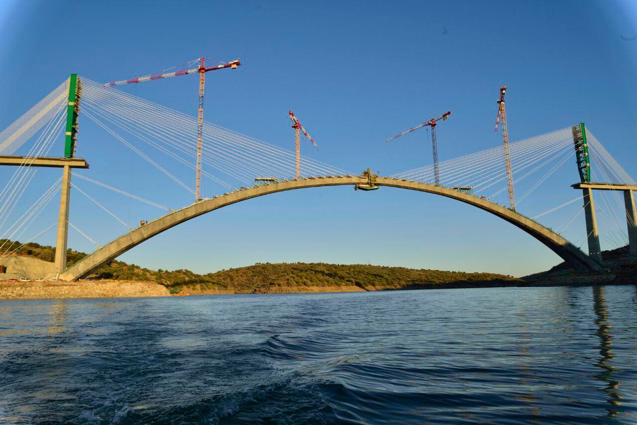 La operación del cierre del arco del viaducto de Almonte se supera con éxito