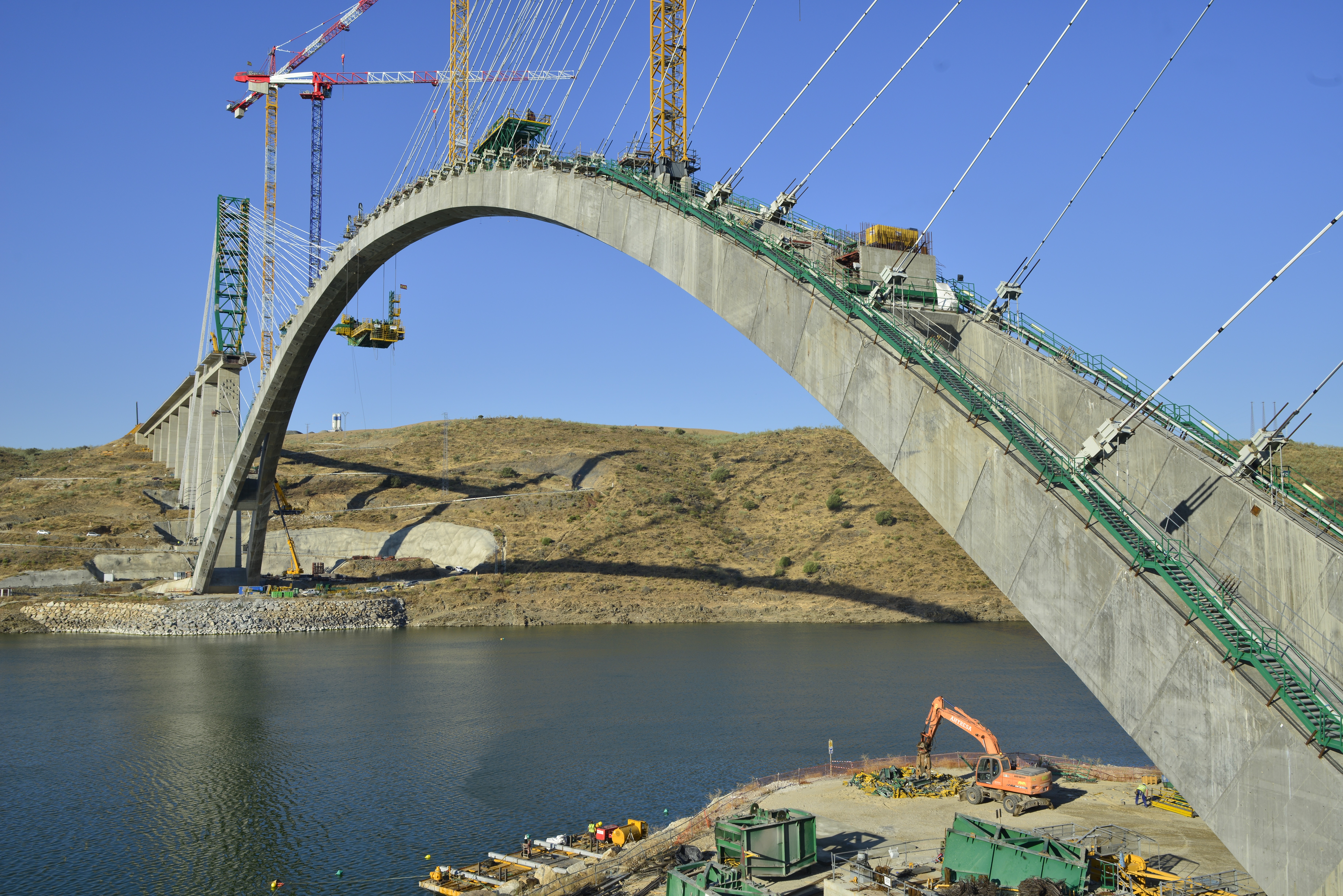The FCC Construcción team continues to remove the cantilever bridge cranes from the arch