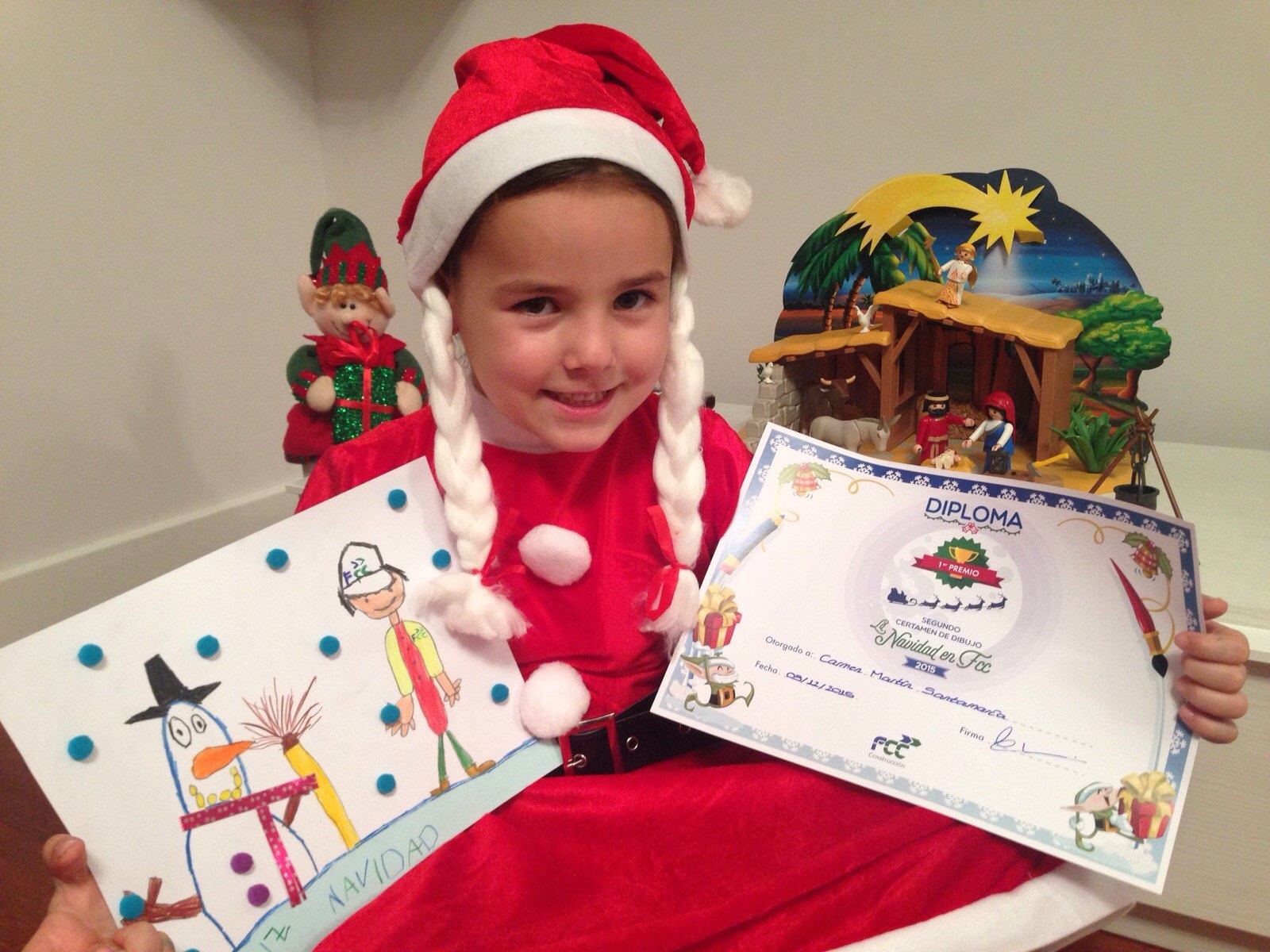 Carmen Martin, ganadora del certamen de dibujo infantil, nos felicita la Navidad