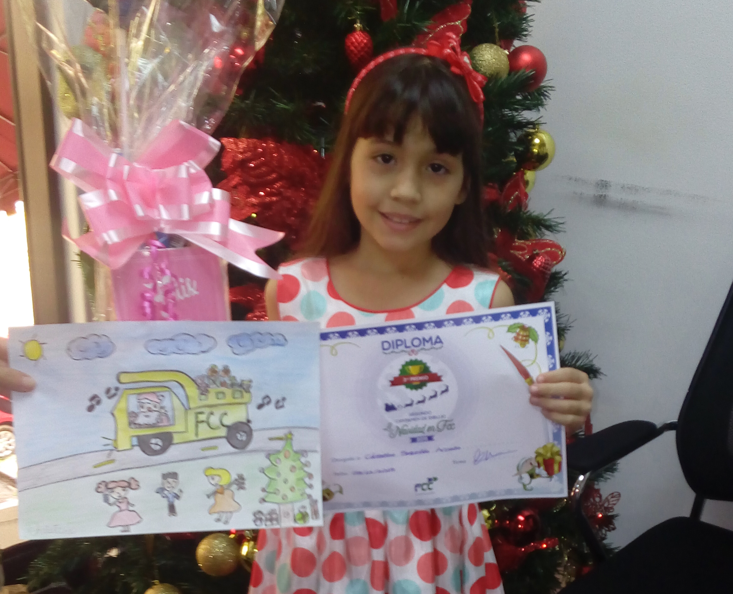 Christine Suzette, ganadora del tercer premio del certamen de dibujo infantil, nos felicita la Navidad