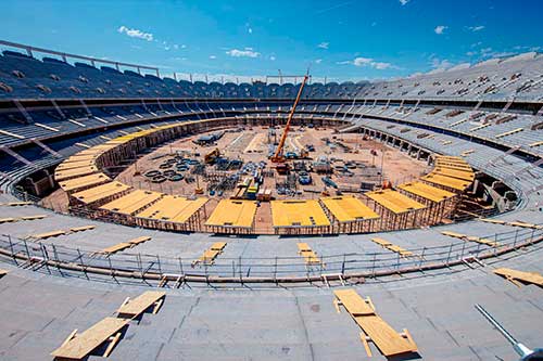 FCC Construcción avanza en la instalación de los andamios auxiliares para el montaje de los cables previo al izado de la estructura de la cubierta del NOU MESTALLA